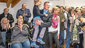 Beifall für den Wahlgewinner Ingolf Welte mit seinem Sohn Aurel und seiner Ehefrau Sandra neben sich. Foto: factum/Weise