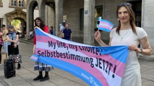 Auf der Kundgebung war die Trans-Pride-Flagge in Blau, Rosa und Weiß überall zu sehen. Foto: Florian Gann