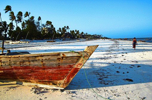 Breiter weißer Sandstrand, Palmen, Fischerboote - Sansibar, die tropische Verheißung vor Afrikas Küste. Foto: Brünjes
