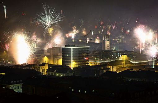 Von den Anhöhen der Landeshauptstadt hat man einen guten Blick auf das Feuerwerk. Foto: dpa/Christoph Schmidt