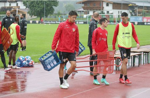Ins Gespräch vertieft: Atakan Karazor (rechts) hört nach einem Training des VfB Stuttgart Ömer Beyaz (Mitte) zu. Links trägt der Japaner Hiroki Ito eine Getränkekiste. Foto: Baumann/Alexander Keppler