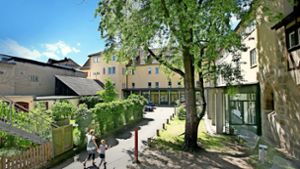 Direkt an die Musikschule am Blarerplatz angrenzend soll bis zum zweiten Quartal 2024 zwischen Küferstraße und Kupfergasse die neue Esslinger Stadtbücherei entstehen. Foto: Horst Rudel