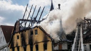 Das Haus im Urbacher Ortskern ist schwer beschädigt worden. Ein Mensch starb in den Flammen. Foto: SDMG