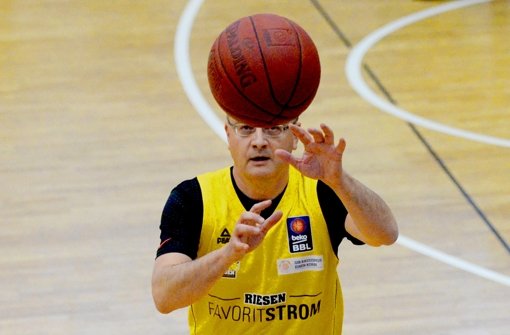 Bei der Vorstellung des Konzepts in Ludwigsburg wagte sich auch der Minister Andreas Stoch selbst aufs Basketball-Parkett. Foto: dpa