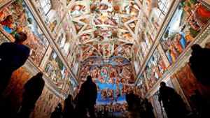 Besucher bewundern die Sixtinische Kapelle im Apostolischen Palast: In den Vatikanmuseen arbeiten rund 700 Menschen, viele von ihnen als Museumswächter. Foto: dpa/Alessandra Tarantino