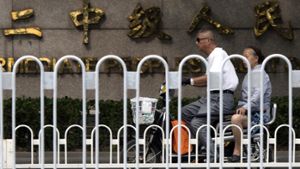Die chinesischen Behörden verfolgten binnen eines Jahres mehr als 300 Anwälte und Menschrechtler. Nun kam es zu ersten Urteilssprüchen des Volksgerichts in Tianjin. Foto: AP