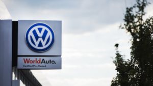 Das VW-Logo hängt bei einem Gebrauchtwagen-Händler in den USA. Foto: dpa