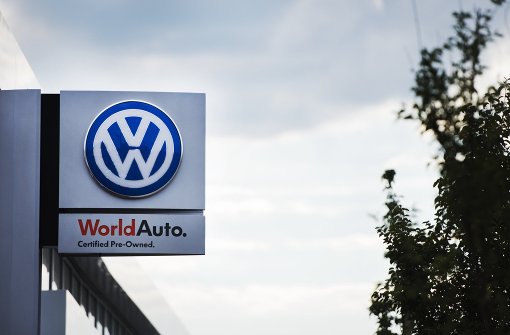 Das VW-Logo hängt bei einem Gebrauchtwagen-Händler in den USA. Foto: dpa