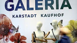 Ein Plakat mit dem gemeinsamen Markennamen „Galeria“ hängt bereits im Schaufenster der ehemaligen Kaufhof Filiale in Köln. Foto: dpa