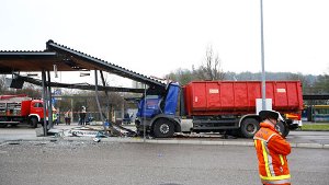 Der Fahrer des Lkw, der am Mittwoch in Remseck am Neckar in eine Bushaltestelle gerast war, hatte sich verschluckt. Foto: 7aktuell.de/Karsten Schmalz