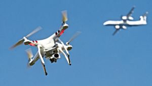 Die Regeln sind klar: Anderthalb Kilometer um Flughäfen herum besteht eine Sperrzone für Drohnen. Foto: dpa/Julian Stratenschulte
