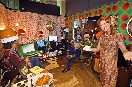 Willkommen im Salon Helga: Unter der Trockenhaube gibt es bei den Hörspieltagen im ZKM  nicht nur warme Luft, sondern Akustisches. Foto: ARD