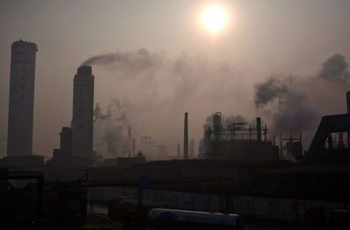 Die Luftverschmutzung in China   ist mancherorts ein massives Problem. Die  die chinesische Politik will daher nun verstärkt Maßnahmen für den Klimaschutz ergreifen. Foto: dpa/How Hwee Young