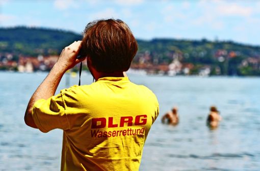 Lebensretter im Einsatz: Die Ehrenamtlichen überwachen Seen und Flüsse  – brauchen aber auch viel Expertise per Ausbildung. Foto: picture alliance / dpa/Patrick Seeger