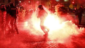Fackeln explodieren bei einem Protesten in Rom gegen Ausgangssperren und andere Maßnahmen zur Bekämpfung der Corona-Pandemie. (Archivbild) Foto: dpa/Cecilia Fabiano