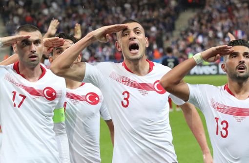 Auch die türkische Nationalmannschaft salutierte während und nach dem Spiel gegen Frankreich. Foto: dpa/Thibault Camus