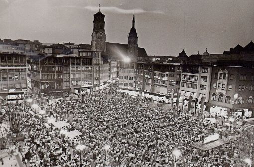 Die ersten Langen Nächte auf dem Marktplatz in Stuttgart: Anfang der 70er Jahre strömten die Menschen erstmals zum Feiern in die Innenstadt. Foto: Kraufmann