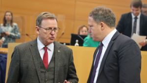 Thüringen Ministerpräsident Bodo Ramelow (l) reicht CDU-Kontrahent Mario Vogt die Hand. Foto: Bodo Schackow/dpa