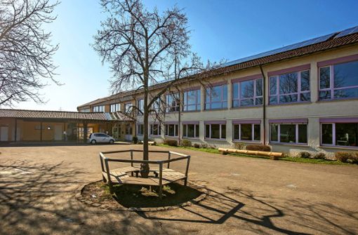 Auf dem Schulhof der Grundschule Hohengehren sollen die Kinder zukünftig mehr Spielmöglichkeiten haben. Geplant ist unter anderem ein Seilnetzturm. Foto: Roberto Bulgrin