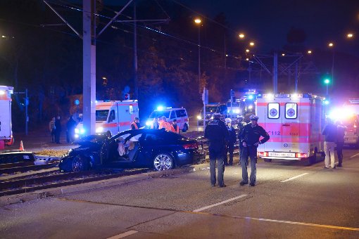 Am Donnerstagabend geriet ein BMW-Fahrer mit seinem Wagen am Löwentor auf die Stadtbahngleise. Foto: www.7aktuell.de/Eyb