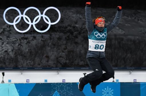 Luftsprung bei Olympia 2018: Biathletin Laura Dahlmeier jubelt über die Bronzemedaille. Foto: AFP
