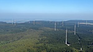 Nur von oben sind die 16 Windkraftanlagen im Wald bei Lauterstein gut zu sehen. Sie gelten als Vorzeigeprojekt. Foto: Heino Schütte