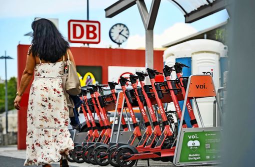 Zwölf von insgesamt 18 neuen Parkplätzen für E-Scooter auf der Rückseite des Bahnhofs Bad Cannstatt Foto: Lichtgut/Max Kovalenko