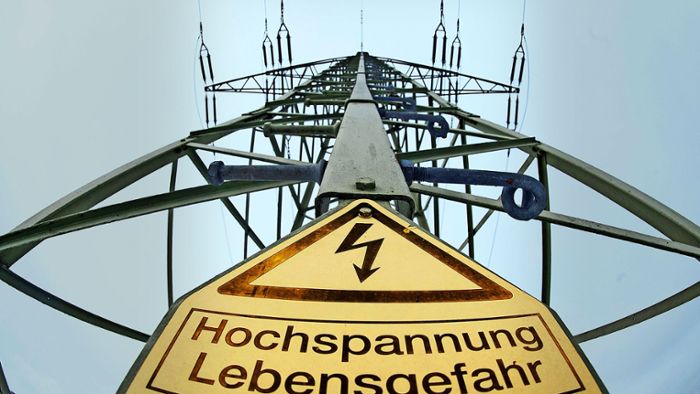 Lkw bleibt an Stromleitung hängen – Mast stürzt auf zwei Fahrzeuge