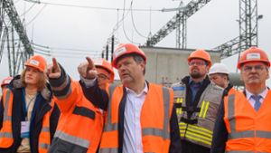 Wirtschaftsminister Robert Habeck vor einer Woche in Sachsen-Anhalt, von wo aus die 540 Kilometer lange Stromtrasse Südostlink entsteht. Foto: dpa/Klaus-Dietmar Gabbert