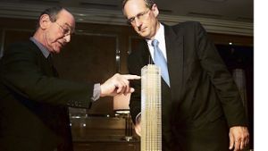 Architekt Schweger, OB Schuster (rechts) im Jahr 2001 mit dem Turm-Modell Foto: Kraufmann