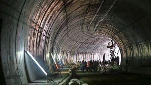 An der Tunneldecke wird derzeit eine Halterung angebracht. Die Röhre wird mit LED-Leuchten, Turbinenlüftern und einer Sprinkleranlage ausgestattet. Foto: factum/Weise