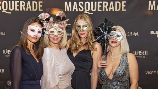 Spaß an Masken und Abendroben: Besucherinnen der Masquerade  in der Nacht auf Sonntag auf Schloss Solitude Foto: Engelhard