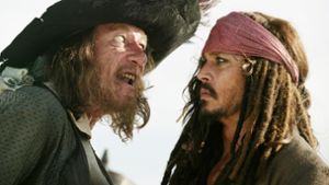 So geht’s: Captain Barbossa (Geoffrey Rush, links) zeigt Captain Jack Sparrow (Johnny Depp), wie ein Pirat richtig schwätzt (Szene aus „Fluch der Karibik – Am Ende der Welt“, 2007). Foto: dpa