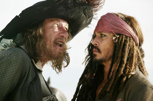 So geht’s: Captain Barbossa (Geoffrey Rush, links) zeigt Captain Jack Sparrow (Johnny Depp), wie ein Pirat richtig schwätzt (Szene aus „Fluch der Karibik – Am Ende der Welt“, 2007). Foto: dpa