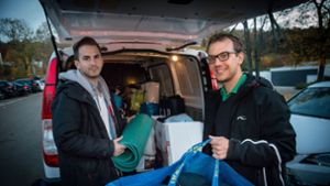 So ging es 2015 los: Serkan Eren (links) und Steffen Schuldis packen einen Kleinlaster voll mit Hilfgütern. Foto: Lichtgut//Achim Zweygarth