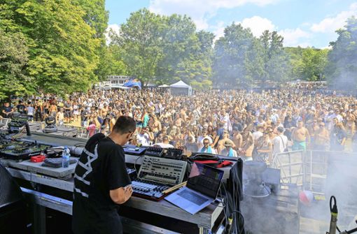 Mehr als ein Dutzend DJs auf drei Bühnen und 15 000 Besucherinnen und Besucher: das WET-Festival am Samstag im Sindelfinger Freibad. Foto: Stefanie Schlecht