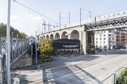 In den Bögen des Eisenbahnviadukts ist eine Markthalle untergebracht. Foto: © Zürich Tourismus/Christian Beutler