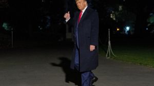 Donald Trump bei seiner Rückkehr von einer Wahlkampf-Rally. Foto: AP/Andrew Harnik