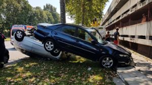 Ein 74-jähriger Autofahrer verhielt sich so ungeschickt beim Einparken, dass gleich zwei Autos aus  einem Parkhaus in Wien gestürzt sind Foto: Berufsrettung Wien
