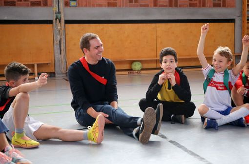 Philipp Lahm bei seinem Besuch in der Luginslandschule in Untertürkheim am Dienstag. Foto: Pressefoto Baumann/Julia Rahn