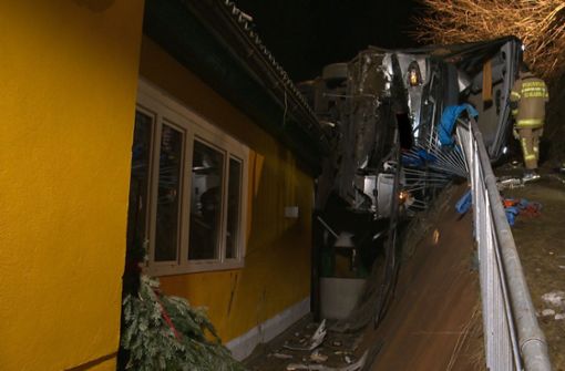 Die Unfallstelle – der Bus landete auf dem Dach eines Firmengebäudes. Foto: dpa/Christoph Schlüsslmayr