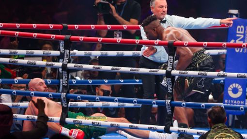 In der dritten Runde schlug Ngannou Fury nieder – der Champ berappelte sich, gewann am Ende knapp nach Punkten. Foto: AFP/FAYEZ NURELDINE