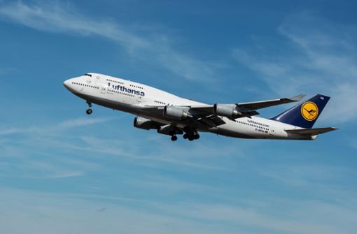 Bei einem Jumbo-Jet der Lufthansa trat kurz nach dem Start ein Problem mit dem Triebwerk ein. Foto: dpa