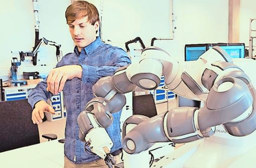 Der Zweiarm-Roboter lernt, indem er die Bewegung des Menschen nachmacht. Foto: Bosch