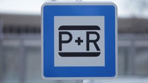 Pendler klagen, dass P+R-Parkplätze zu teuer und oftmals überfüllt sind. Nun werden weitere Plätze geschaffen. Foto: dpa