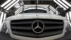 Daimler rechnet damit, dass der Rechtskonflikt den Autobauer knapp zwei Milliarden Euro kosten dürfte. Foto: AP/Michael Sohn