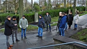 Baubürgermeister Daniel Güthler (ganz links), weitere Mitarbeiter der Verwaltung und Stadträte besichtigten den Friedhof an der Aldinger Straße. Foto: Peter Meuer