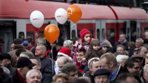 Die S-Bahnverlängerung nach Kirchheim ist im Dezember 2009 mit einem großen Bahnhof gefeiert worden. Jetzt fordern Politiker wegen der großen Nachfrage eine Nachbesserung der Taktzeiten. Foto: Horst Rudel/Horst Rudel