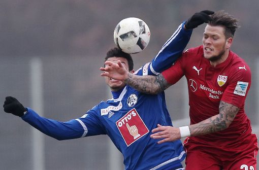Daniel Ginczek vom VfB Stuttgart im Kampf um den Ball. Foto: Pressefoto Baumann