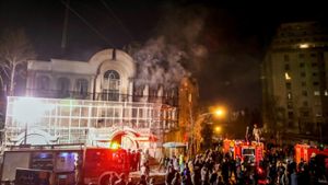 Demonstranten stürmen in der Nacht zum Sonntag die Botschaft Riads in Teheran. Foto: dpa